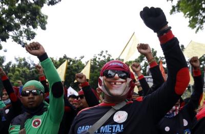 Sejumlah buruh menggelar aksi unjuk rasa menolak upah minimum provinsi (UMP) di depan Balai Kota DKI Jakarta, Senin (29/11/2021).
