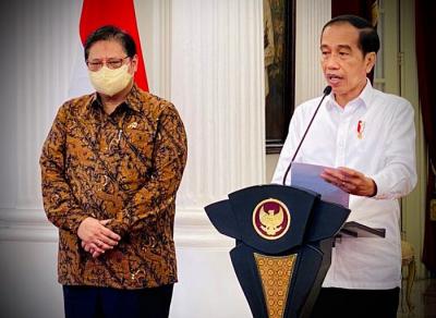 Presiden Jokowi memberikan keterangan terkait UU Cipta Kerja di Istana Merdeka, Jakarta, pada Senin, 29 November 2021.