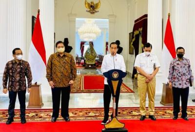 Presiden Jokowi memberikan keterangan terkait UU Cipta Kerja di Istana Merdeka, Jakarta, pada Senin, 29 November 2021.
