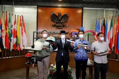 Menparekraf Sandiaga Salahudin Uno memperkenalkan dua produk kreatif karya anak bangsa pada Weekly Press Briefing di Gedung Sapta Pesona.