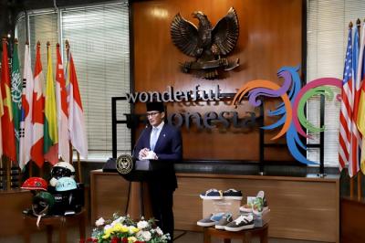 Menparekraf Sandiaga Salahudin Uno memperkenalkan dua produk kreatif karya anak bangsa pada Weekly Press Briefing di Gedung Sapta Pesona.