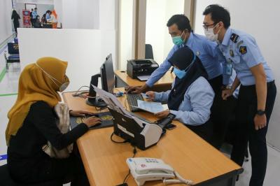 Warga saat membuat paspor baru atau pun penggantian paspor di Cibubur Junction, Jakarta Timur, Senin (29/11/2021).