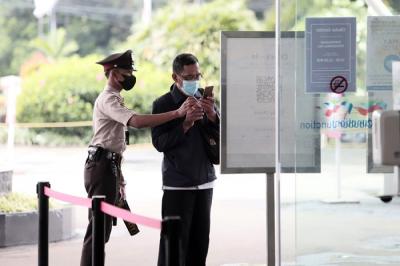 Karyawan merapikan dagangannya di salah satu Pusat Perbelanjaan di kawasan Jakarta Timur, Senin (29/11/2021).