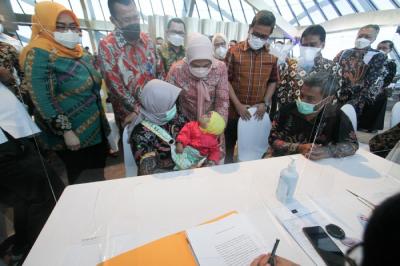 Akad massal kredit rumah pekerja yang merupakan Manfaat Layanan Tambahan (MLT) dari program Jaminan Hari Tua di Tangerang, Banten, Selasa (30/11/2021).