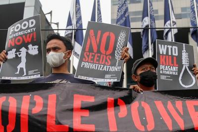 Sejumlah massa gabungan organisasi masyarakat sipil koalisi gerak lawan melakukan aksi unjuk rasa di Jakarta, Selasa, (30/11/2021).