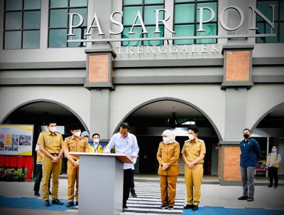 Dalam perjalanan menuju Helipad Menak Sopal, Kabupaten Trenggalek, Presiden Joko Widodo menyempatkan untuk singgah di Pasar Pon, Selasa, 30 November 2021.