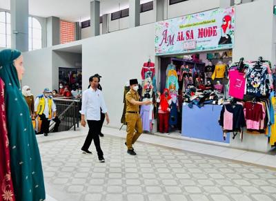 Dalam perjalanan menuju Helipad Menak Sopal, Kabupaten Trenggalek, Presiden Joko Widodo menyempatkan untuk singgah di Pasar Pon, Selasa, 30 November 2021.
