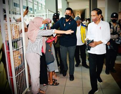 Dalam perjalanan menuju Helipad Menak Sopal, Kabupaten Trenggalek, Presiden Joko Widodo menyempatkan untuk singgah di Pasar Pon, Selasa, 30 November 2021.