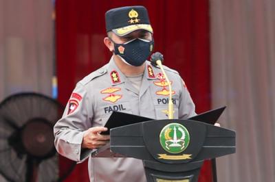 Sejumlah anggota polisi beraksi saat upacara penutupan pelatihan Tim Patroli Perintis Presisi di Polda Metro Jaya, Jakarta, Selasa (30/11/2021).