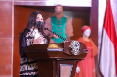 Wakil Menteri Pariwisata dan Ekonomi Kreatif Angela Tanoesoedibjo berpidato saat menghadiri Modest Fashion Week World Conference 2021.