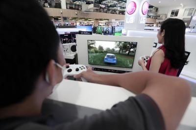 Model bermain game di Jakarta, Rabu (1/12/2021).