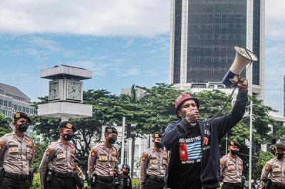 Front Rakyat Indonesia untuk West Papua dan Aliansi Mahasiswa Papua menggelar aksi peringatan 60 tahun deklarasi kemerdekaan Papua Barat di kawasan Monas.