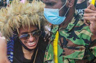Front Rakyat Indonesia untuk West Papua dan Aliansi Mahasiswa Papua menggelar aksi peringatan 60 tahun deklarasi kemerdekaan Papua Barat di kawasan Monas.