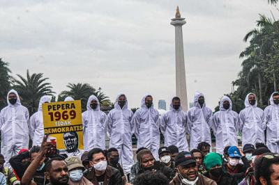 Front Rakyat Indonesia untuk West Papua dan Aliansi Mahasiswa Papua menggelar aksi peringatan 60 tahun deklarasi kemerdekaan Papua Barat di kawasan Monas.