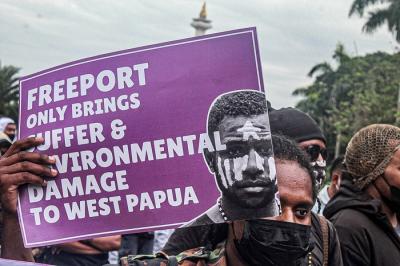Front Rakyat Indonesia untuk West Papua dan Aliansi Mahasiswa Papua menggelar aksi peringatan 60 tahun deklarasi kemerdekaan Papua Barat di kawasan Monas.