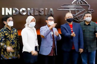 Penandatanganan nota kesepahaman untuk memberikan solusi dalam layanan kurir, logistik dan sistem pembayaran, di Jakarta, Rabu (1/12/2021).