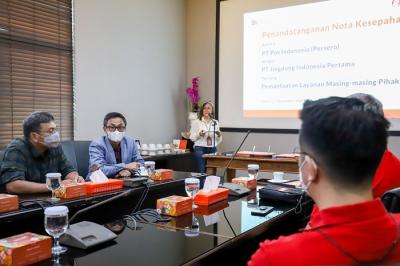 Penandatanganan nota kesepahaman untuk memberikan solusi dalam layanan kurir, logistik dan sistem pembayaran, di Jakarta, Rabu (1/12/2021).