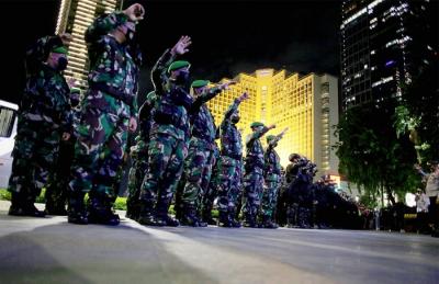 Personil gabungan TNI-Polri melaksanakan Apel pengamanan di Pos Polisi Sektor Thamrin Bunderan HI, Jakarta Pusat, Rabu (1/12/2021) malam.