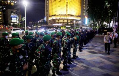 Personil gabungan TNI-Polri melaksanakan Apel pengamanan di Pos Polisi Sektor Thamrin Bunderan HI, Jakarta Pusat, Rabu (1/12/2021) malam.