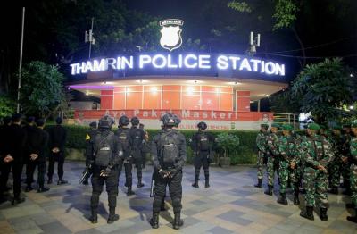 Personil gabungan TNI-Polri melaksanakan Apel pengamanan di Pos Polisi Sektor Thamrin Bunderan HI, Jakarta Pusat, Rabu (1/12/2021) malam.