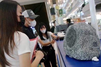 Pengunjung memperhatikan sejumlah DSPPA audio system dengan teknologi terbaru yang dipamerkan di Mall Mangga Dua, Jakarta, Kamis (2/12/2021).