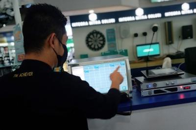 Pengunjung memperhatikan sejumlah DSPPA audio system dengan teknologi terbaru yang dipamerkan di Mall Mangga Dua, Jakarta, Kamis (2/12/2021).