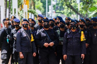 Aparat Gabungan TNI-Polri membubarkan massa aksi reuni 212 di kawasan Sarinah, Jakarta Pusat, Kamis (2/12/2021).