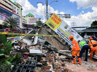 Sejumlah petugas PPSU saat membersihkan puing bangunan pos lalu lintas polisi yang hancur ditabrak bus Transjakarta di PGC, Cililitan, Jakarta Timur.