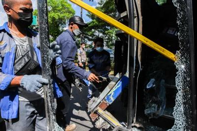 Sejumlah petugas PPSU saat membersihkan puing bangunan pos lalu lintas polisi yang hancur ditabrak bus Transjakarta di PGC, Cililitan, Jakarta Timur.