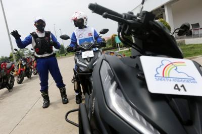 Pelatihan berkendara Astra Honda Motor Safety Riding and Training Center (AHMSRTC) di Cikarang, Kabupaten Bekasi, Jawa Barat, Jumat (3/12/2021).