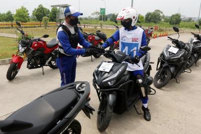 Pelatihan berkendara Astra Honda Motor Safety Riding and Training Center (AHMSRTC) di Cikarang, Kabupaten Bekasi, Jawa Barat, Jumat (3/12/2021).