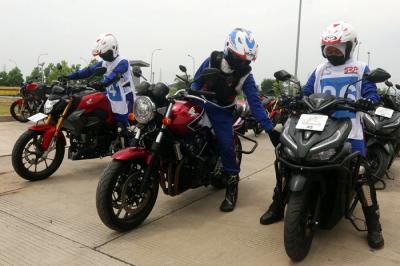 Pelatihan berkendara Astra Honda Motor Safety Riding and Training Center (AHMSRTC) di Cikarang, Kabupaten Bekasi, Jawa Barat, Jumat (3/12/2021).