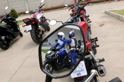 Pelatihan berkendara Astra Honda Motor Safety Riding and Training Center (AHMSRTC) di Cikarang, Kabupaten Bekasi, Jawa Barat, Jumat (3/12/2021).