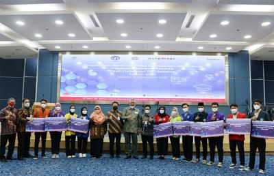 Penyerahan Dana Beasiswa dari Yayasan Beasiswa Jakarta kepada Bank DKI, di Jakarta, Jumat (3/12/2021).
