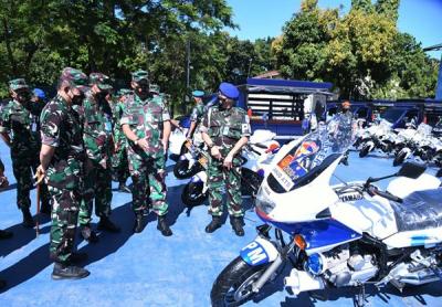 Kepala Staf Angkatan Udara (Kasau), Marsekal TNI Fadjar Prasetyo menyerahkan 130 unit Kendaraan Khusus (Ransus) kepada Polisi Militer TNI AU (Pomau).