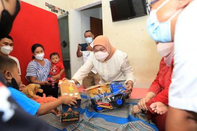 Menteri Ketenagakerjaan, Ida Fauziyah menemui sejumlah pekerja penerima bantuan pemerintah berupa Subsidi Gaji/Upah tahun 2021 di Bali, Jumat (3/12/2021).
