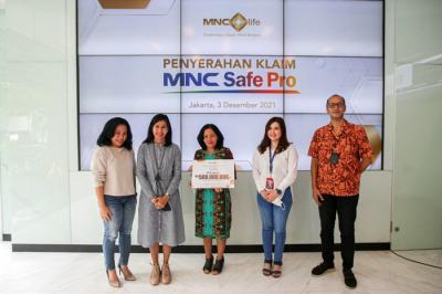 Pembayaran klaim asuransi MNC Safe Pro kepada ahli waris di Gedung MNC Financial Center, Kebon Sirih.