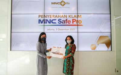 Pembayaran klaim asuransi MNC Safe Pro kepada ahli waris di Gedung MNC Financial Center, Kebon Sirih.