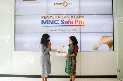 Pembayaran klaim asuransi MNC Safe Pro kepada ahli waris di Gedung MNC Financial Center, Kebon Sirih.