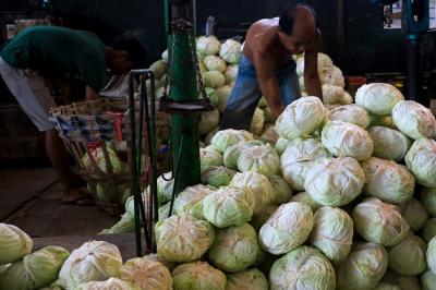 Aktivitas perdagangan di Pasar Induk Kramat Jati, Jakarta Timur, Jumat (3/12/2021).