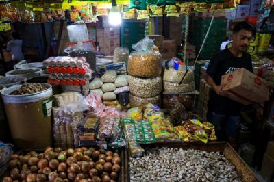 Aktivitas perdagangan di Pasar Induk Kramat Jati, Jakarta Timur, Jumat (3/12/2021).