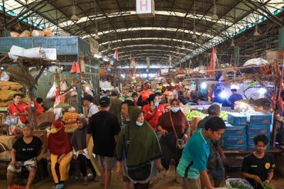 Aktivitas perdagangan di Pasar Induk Kramat Jati, Jakarta Timur, Jumat (3/12/2021).