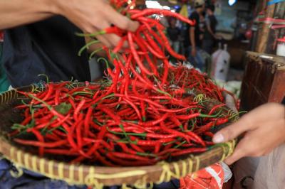 Aktivitas perdagangan di Pasar Induk Kramat Jati, Jakarta Timur, Jumat (3/12/2021).
