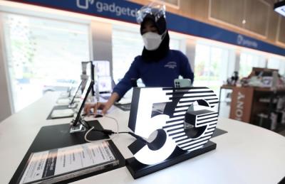Karyawan mengecek salah satu produk elektronik di Jakarta, Jumat (3/12/2021).