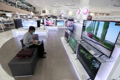 Karyawan mengecek salah satu produk elektronik di Jakarta, Jumat (3/12/2021).