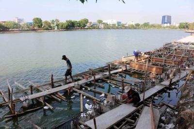 Pekerja menyelesaikan proyek revitalisasi Danau Sunter, Jakarta Utara, Jumat (3/12/2021).