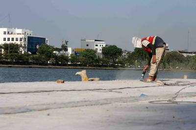 Pekerja menyelesaikan proyek revitalisasi Danau Sunter, Jakarta Utara, Jumat (3/12/2021).