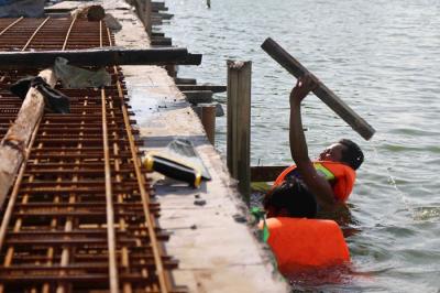 Pekerja menyelesaikan proyek revitalisasi Danau Sunter, Jakarta Utara, Jumat (3/12/2021).