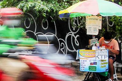 Warga saat melakukan servis kartu tanda penduduk (KTP) di kawasan Jakarta Timur, Jumat (3/12/2021).