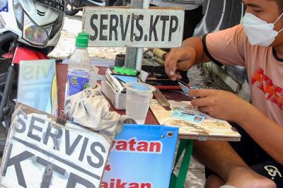 Warga saat melakukan servis kartu tanda penduduk (KTP) di kawasan Jakarta Timur, Jumat (3/12/2021).